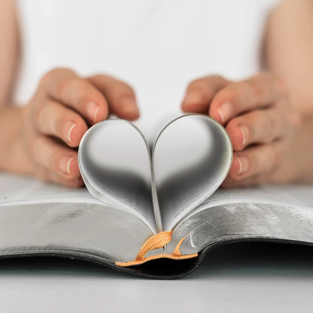 livre d'or avec les pages en forme de coeur